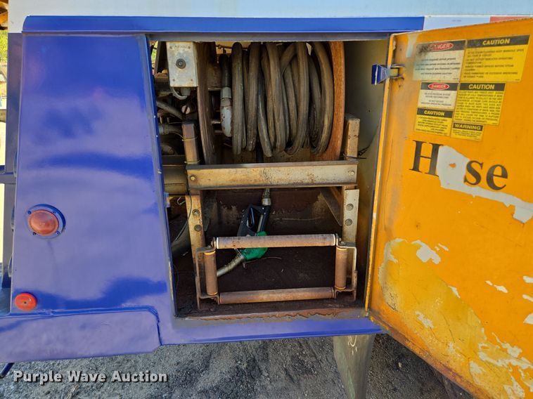 image for item EE8658 2000 International  4900 fuel / lube truck