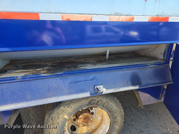 image for item EE8658 2000 International  4900 fuel / lube truck