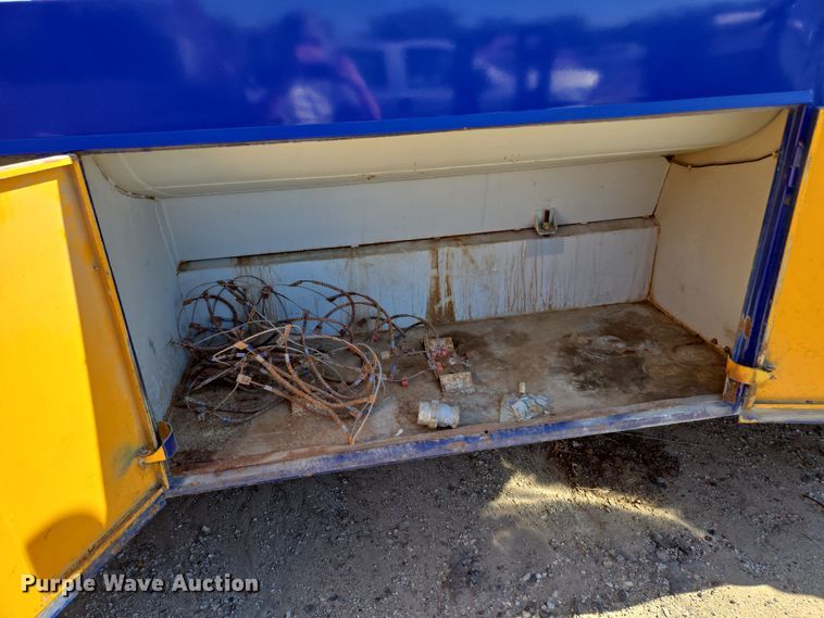 image for item EE8658 2000 International  4900 fuel / lube truck