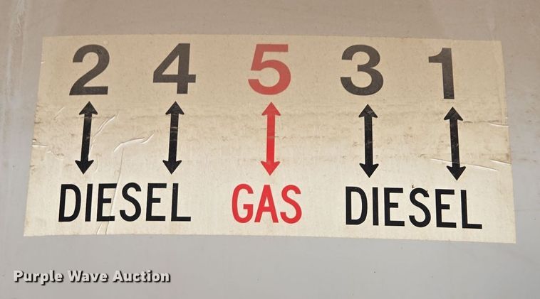 image for item EE8658 2000 International  4900 fuel / lube truck