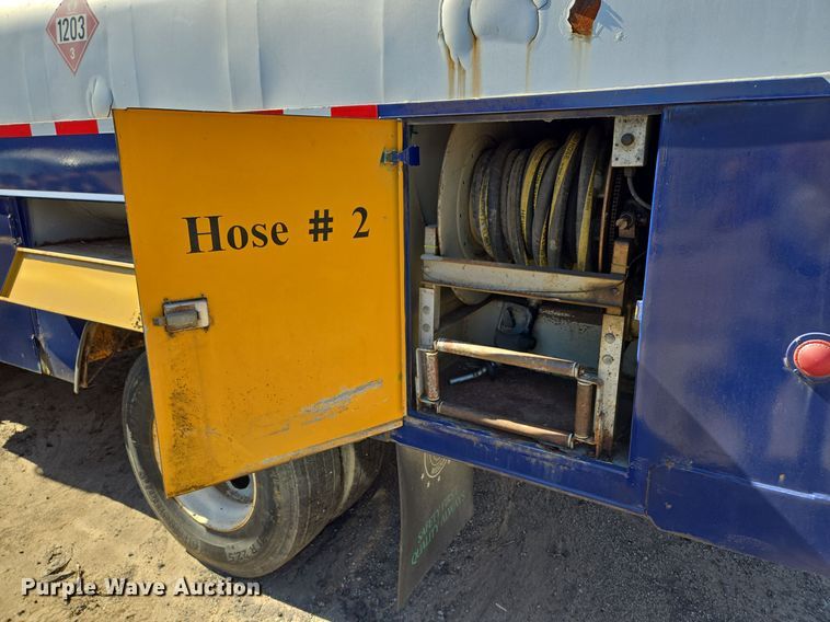 image for item EE8658 2000 International  4900 fuel / lube truck