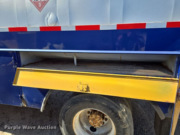 image for item EE8658 2000 International  4900 fuel / lube truck