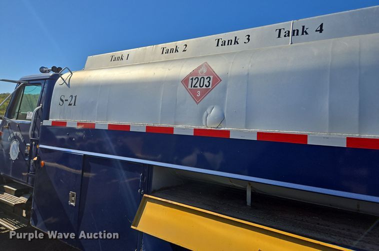image for item EE8658 2000 International  4900 fuel / lube truck
