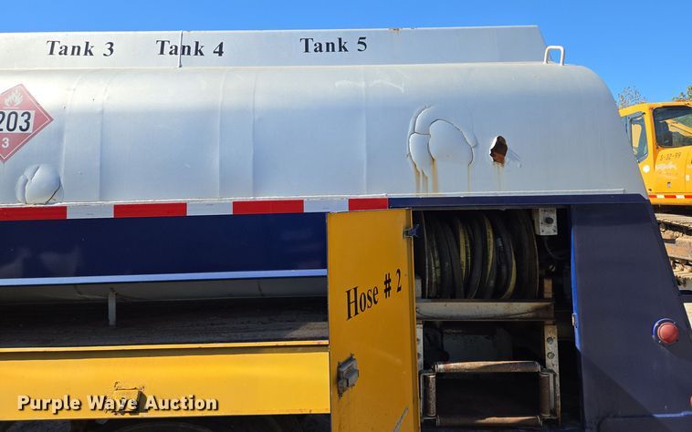 image for item EE8658 2000 International  4900 fuel / lube truck