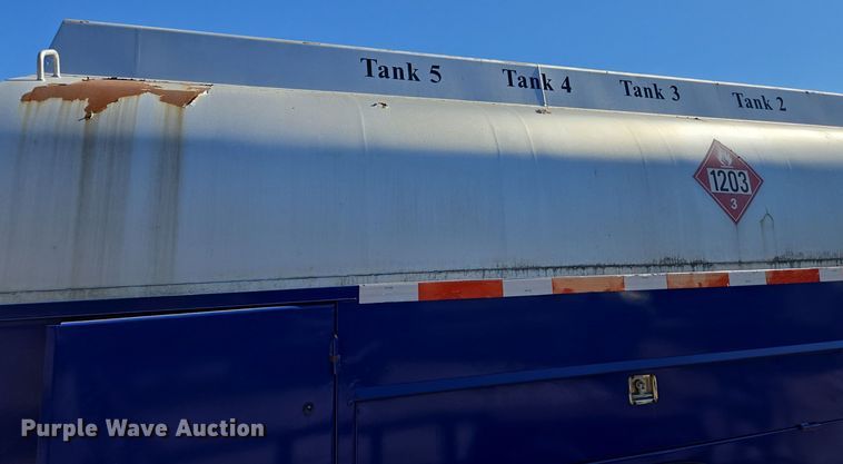 image for item EE8658 2000 International  4900 fuel / lube truck