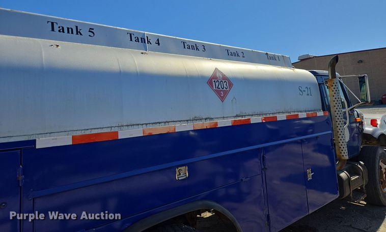 image for item EE8658 2000 International  4900 fuel / lube truck
