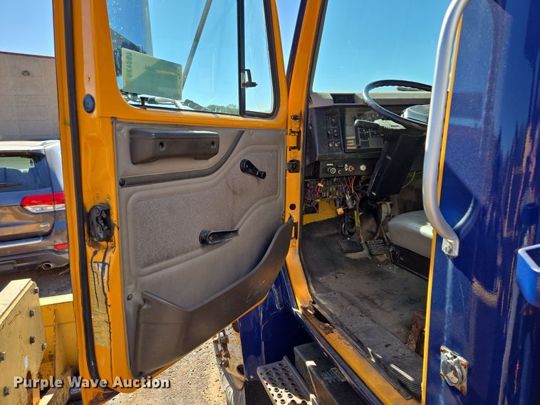 image for item EE8658 2000 International  4900 fuel / lube truck