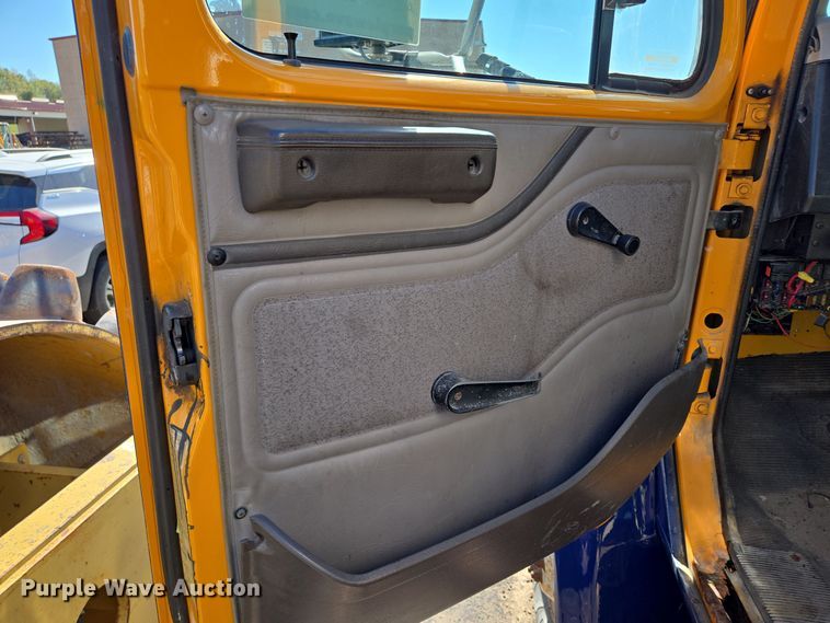 image for item EE8658 2000 International  4900 fuel / lube truck