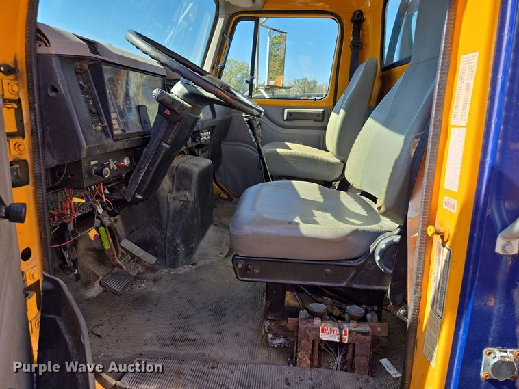 image for item EE8658 2000 International  4900 fuel / lube truck