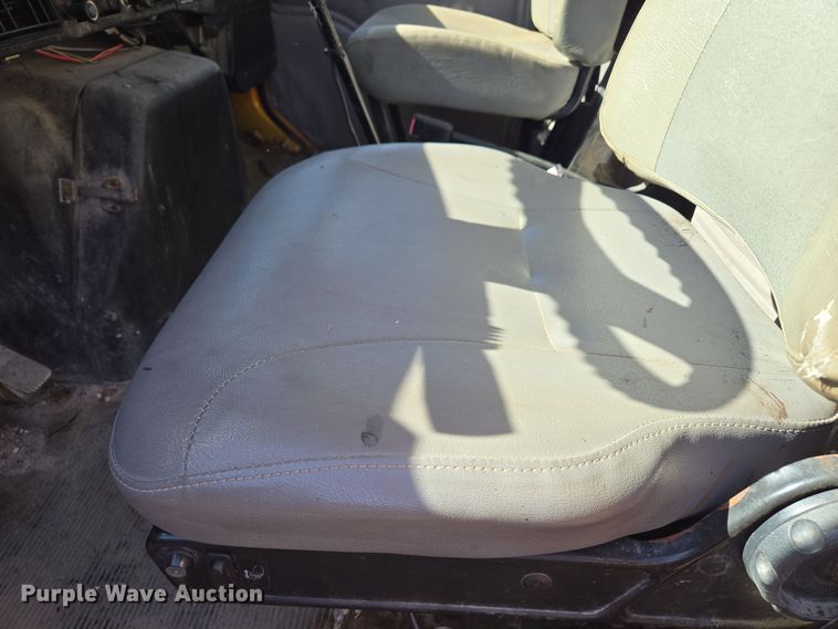 image for item EE8658 2000 International  4900 fuel / lube truck