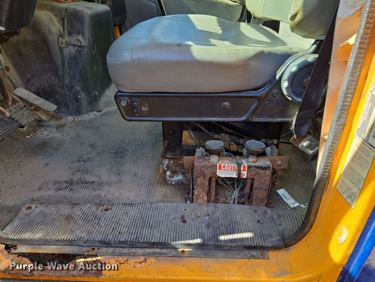 image for item EE8658 2000 International  4900 fuel / lube truck