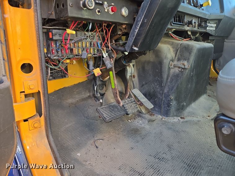 image for item EE8658 2000 International  4900 fuel / lube truck