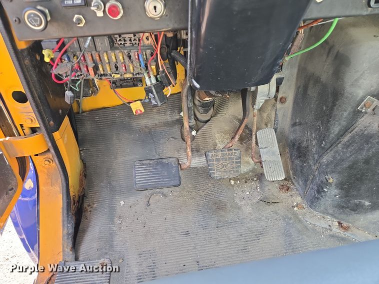 image for item EE8658 2000 International  4900 fuel / lube truck