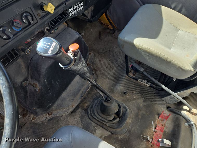 image for item EE8658 2000 International  4900 fuel / lube truck