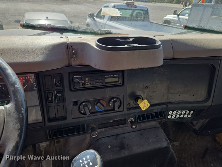 image for item EE8658 2000 International  4900 fuel / lube truck