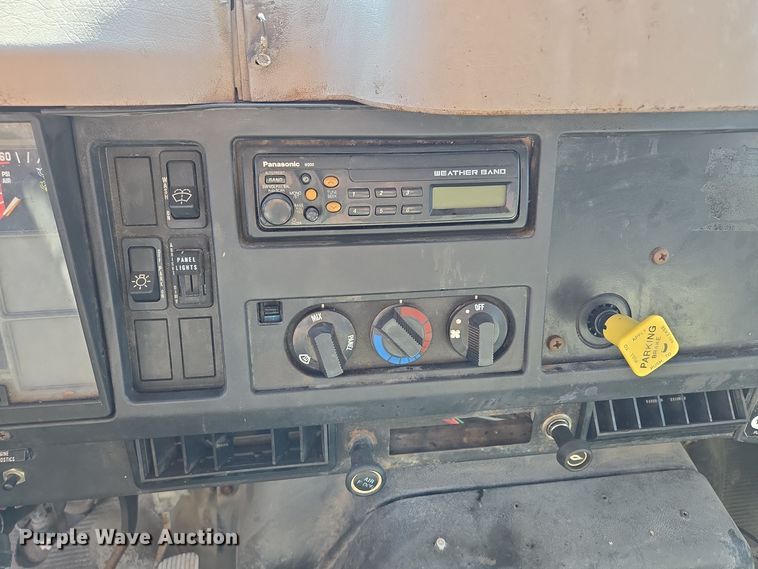 image for item EE8658 2000 International  4900 fuel / lube truck