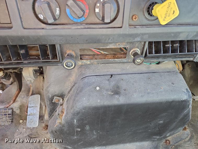 image for item EE8658 2000 International  4900 fuel / lube truck