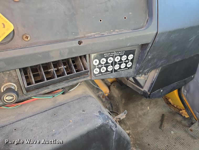 image for item EE8658 2000 International  4900 fuel / lube truck