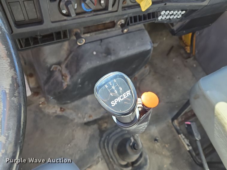 image for item EE8658 2000 International  4900 fuel / lube truck