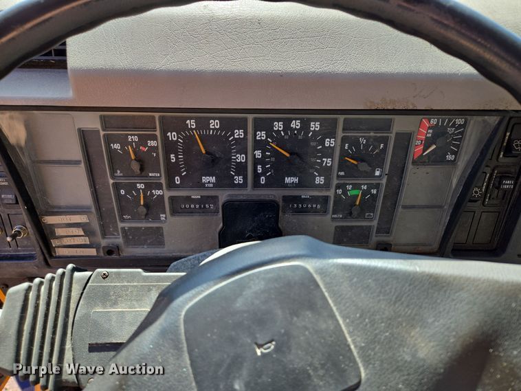 image for item EE8658 2000 International  4900 fuel / lube truck