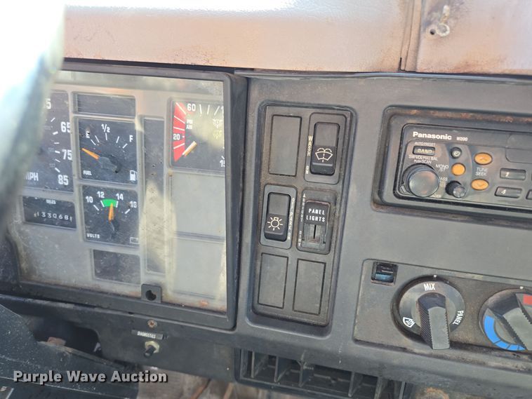 image for item EE8658 2000 International  4900 fuel / lube truck