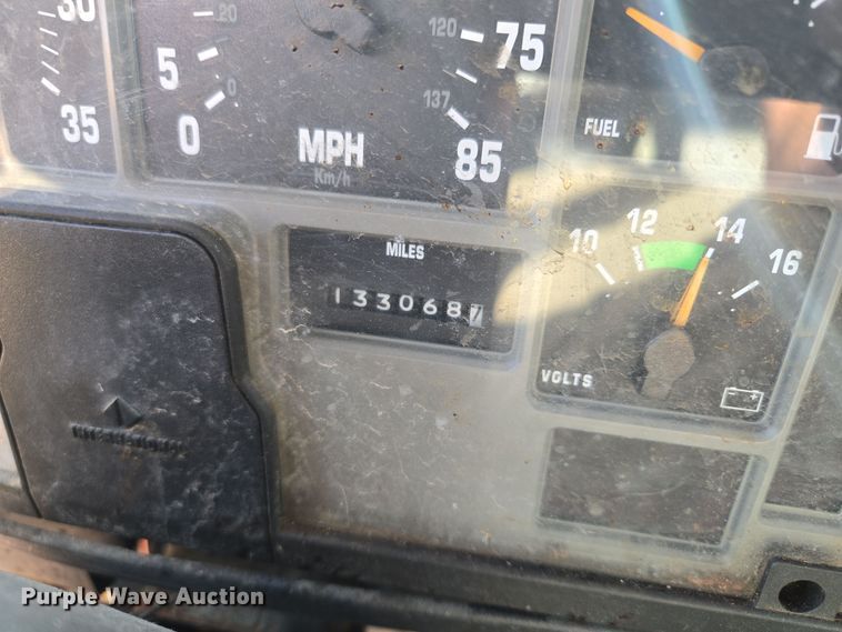 image for item EE8658 2000 International  4900 fuel / lube truck