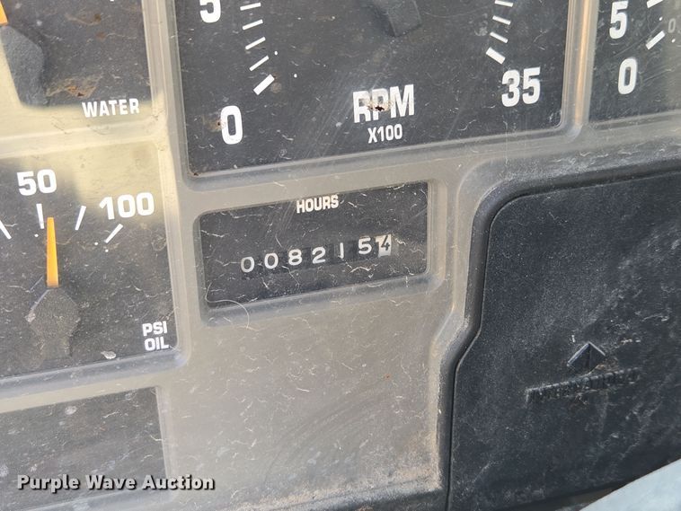 image for item EE8658 2000 International  4900 fuel / lube truck