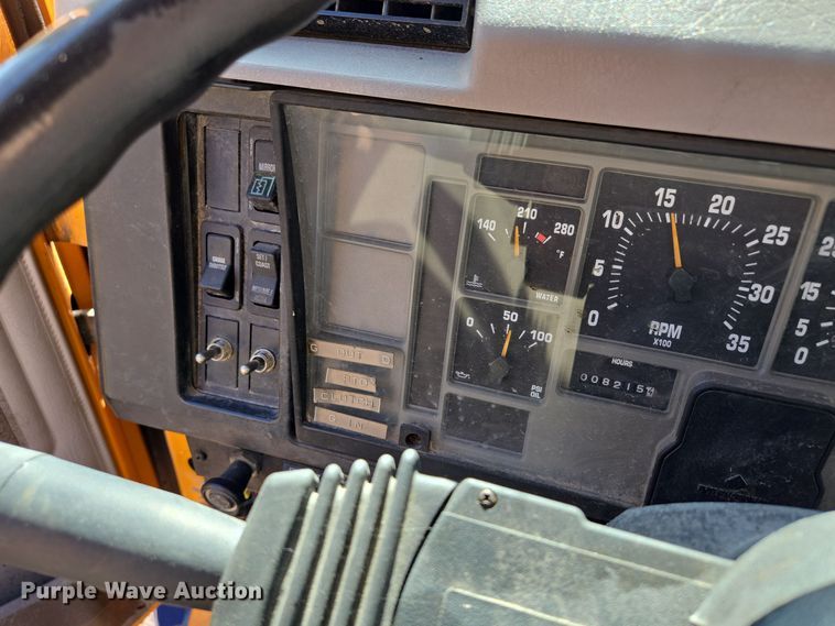 image for item EE8658 2000 International  4900 fuel / lube truck