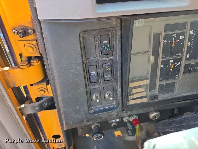 image for item EE8658 2000 International  4900 fuel / lube truck