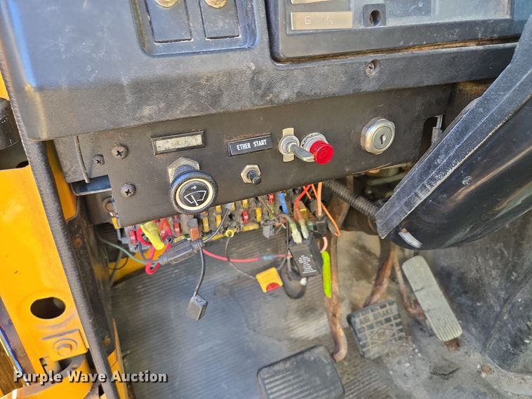 image for item EE8658 2000 International  4900 fuel / lube truck