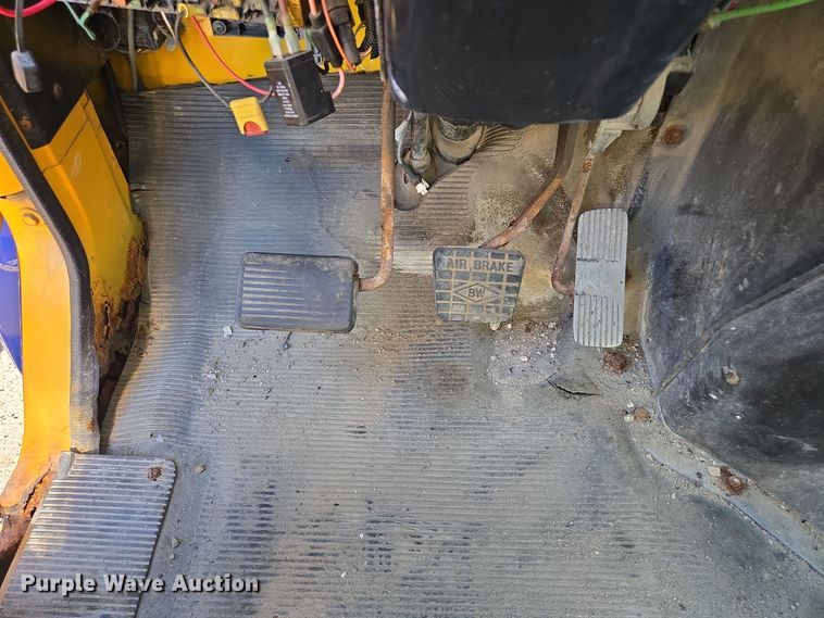 image for item EE8658 2000 International  4900 fuel / lube truck