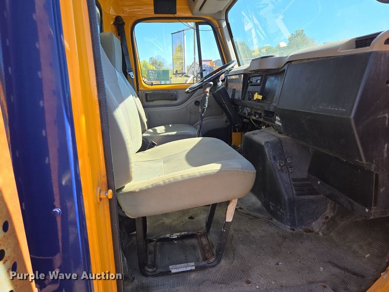 image for item EE8658 2000 International  4900 fuel / lube truck