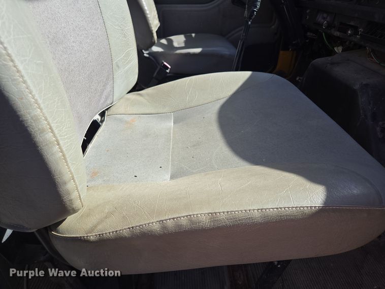 image for item EE8658 2000 International  4900 fuel / lube truck