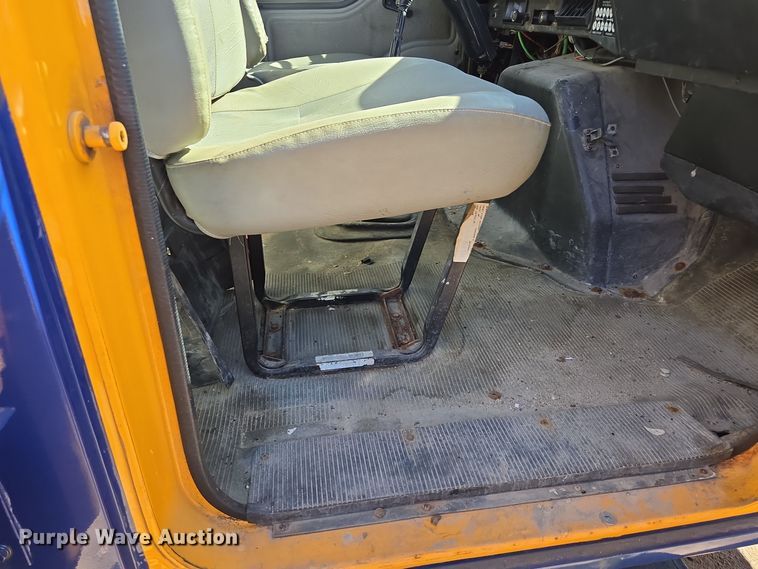 image for item EE8658 2000 International  4900 fuel / lube truck