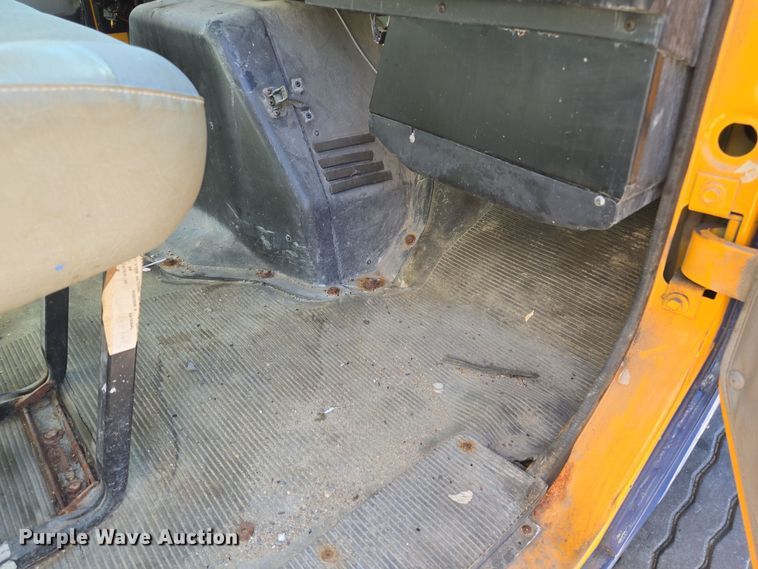 image for item EE8658 2000 International  4900 fuel / lube truck