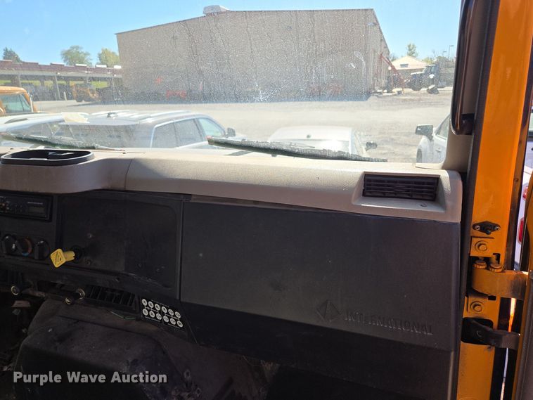 image for item EE8658 2000 International  4900 fuel / lube truck