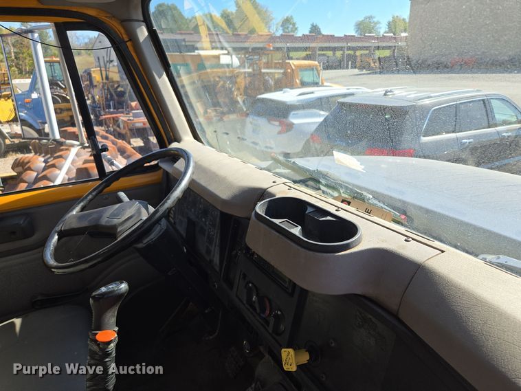 image for item EE8658 2000 International  4900 fuel / lube truck