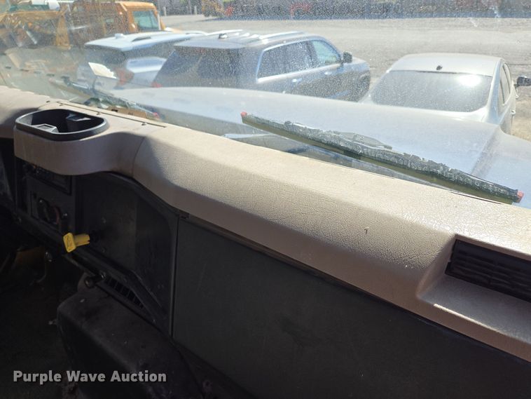 image for item EE8658 2000 International  4900 fuel / lube truck