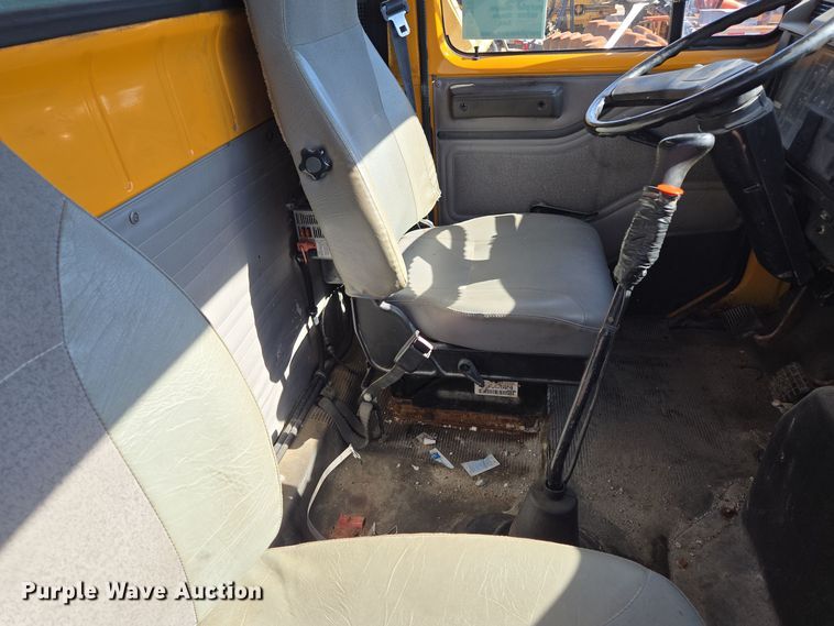 image for item EE8658 2000 International  4900 fuel / lube truck