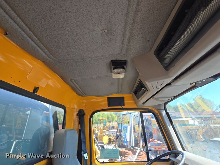 image for item EE8658 2000 International  4900 fuel / lube truck