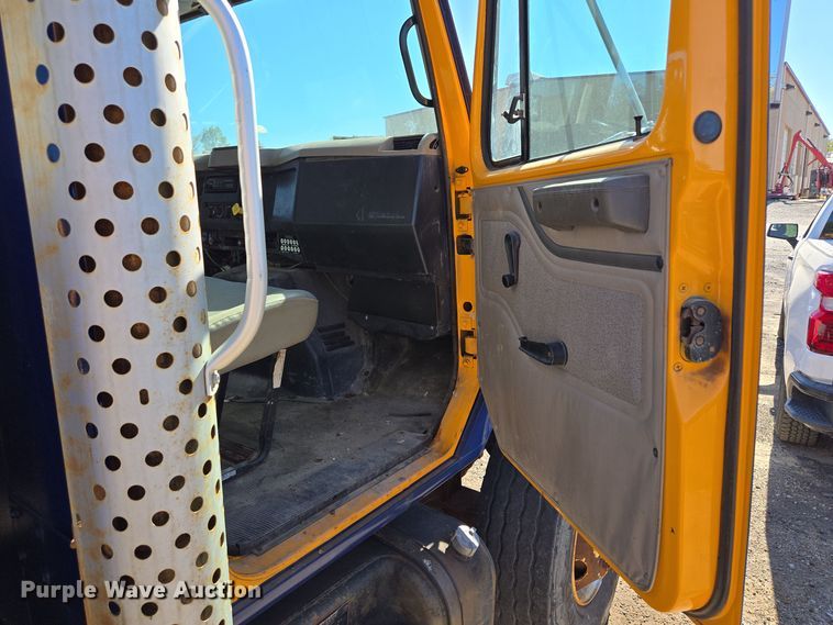 image for item EE8658 2000 International  4900 fuel / lube truck