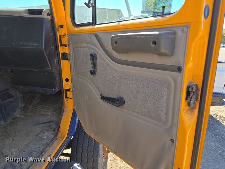 image for item EE8658 2000 International  4900 fuel / lube truck