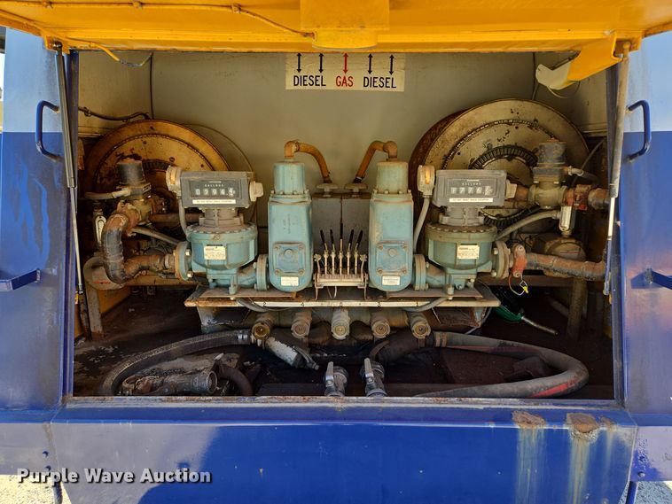 image for item EE8658 2000 International  4900 fuel / lube truck