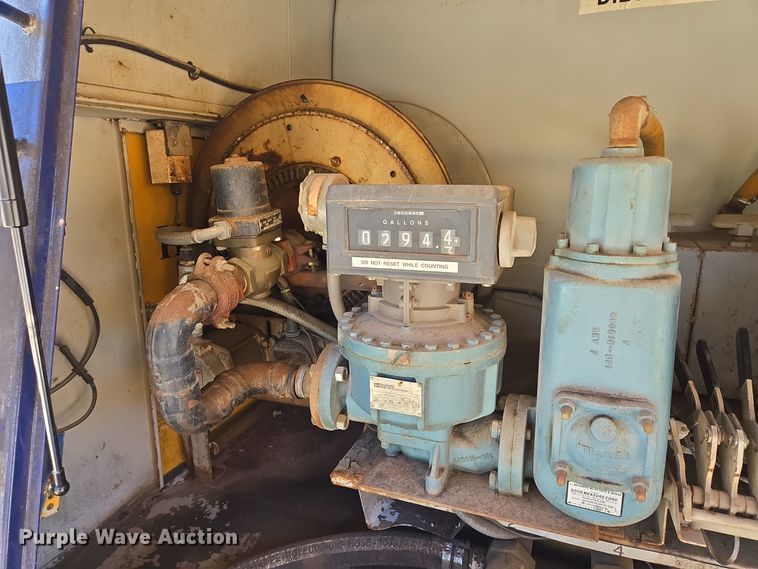 image for item EE8658 2000 International  4900 fuel / lube truck