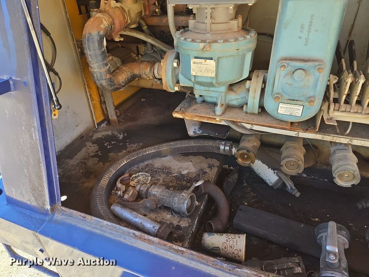 image for item EE8658 2000 International  4900 fuel / lube truck