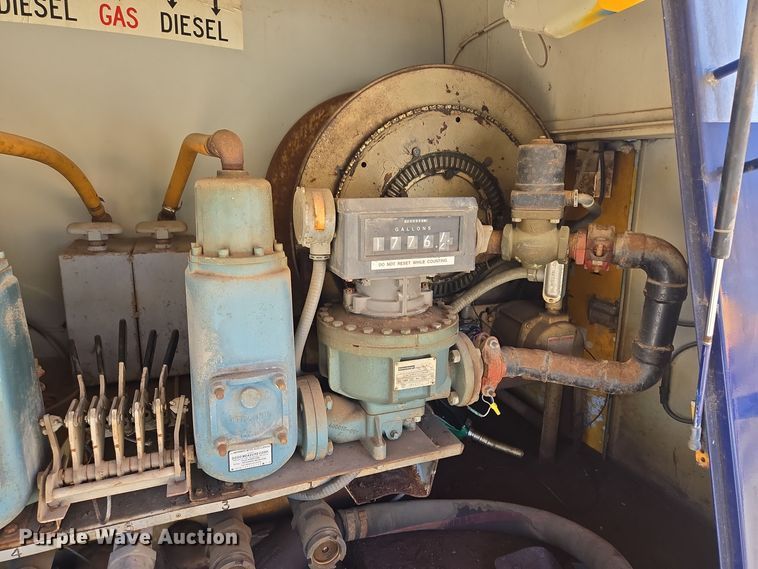 image for item EE8658 2000 International  4900 fuel / lube truck