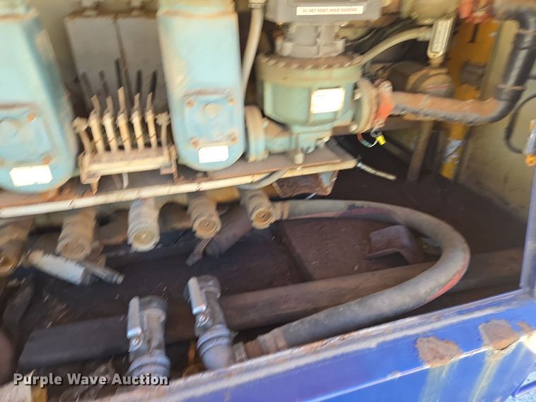 image for item EE8658 2000 International  4900 fuel / lube truck