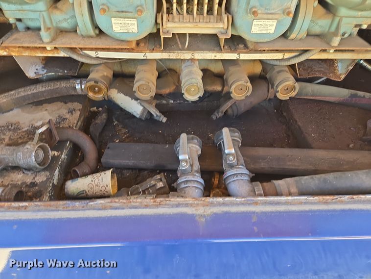 image for item EE8658 2000 International  4900 fuel / lube truck