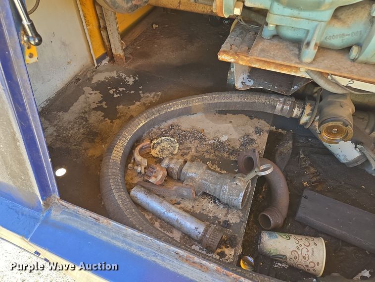 image for item EE8658 2000 International  4900 fuel / lube truck