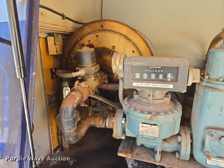 image for item EE8658 2000 International  4900 fuel / lube truck